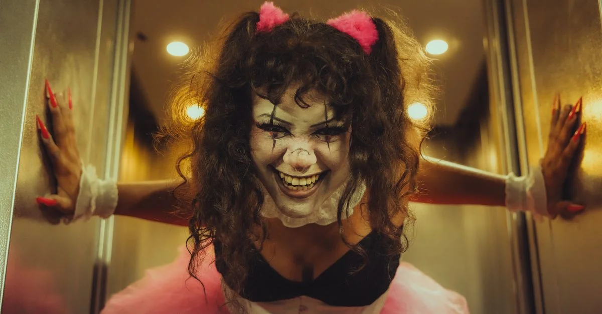 Un payaso espeluznante en un ascensor con una iluminación dramática, vistiendo un tutú rosa y maquillaje aterrador.